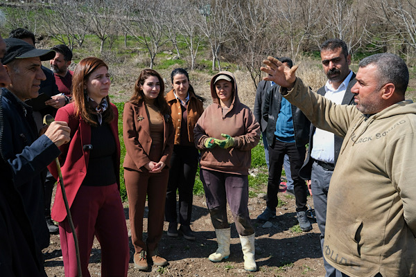 Eşbaşkanlar, Hevsel Bahçeleri’nde çiftçilerle bir araya geldi
