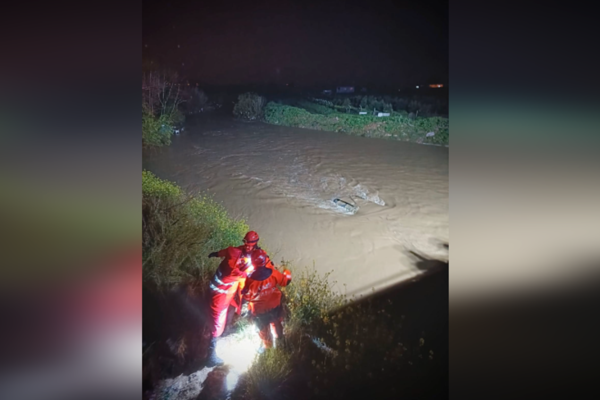 Menderes’te dereye uçan araçta mahsur kalan vatandaş kurtarıldı