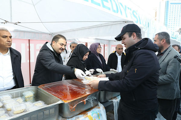 Başkan Canpolat ve Milletvekili Yazmacı iftar çadırında vatandaşlarla buluştu