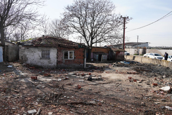 Çorlu’da metruk binaların yıkımı devam ediyor