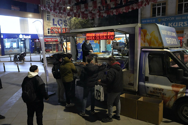 Kartal’da Kadir Gecesi’nde lokma ve kandil simidi dağıtıldı