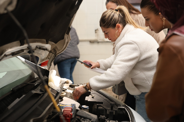 Eskişehir’de “Kadınlara Özel Araba Bakım Kursu” düzenlendi