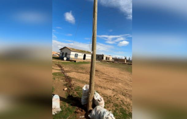 Direği oyup kaçak hat çektiler