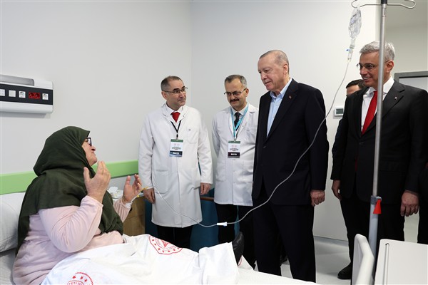 Cumhurbaşkanı Erdoğan, Tenzile Erdoğan Devlet Hastanesi’ndeki hastaları ziyaret etti