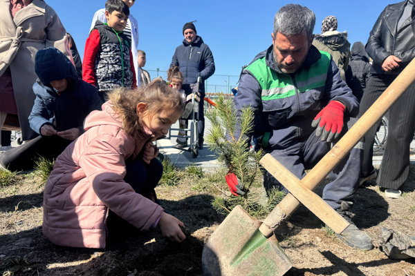 Büyükşehirden özel çocuklara ağaç dikme etkinliği