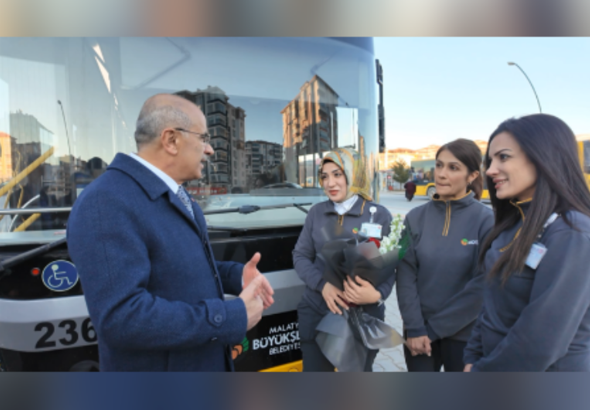 Başkan Er, 8 Mart’ta kadınlara çiçek takdim etti