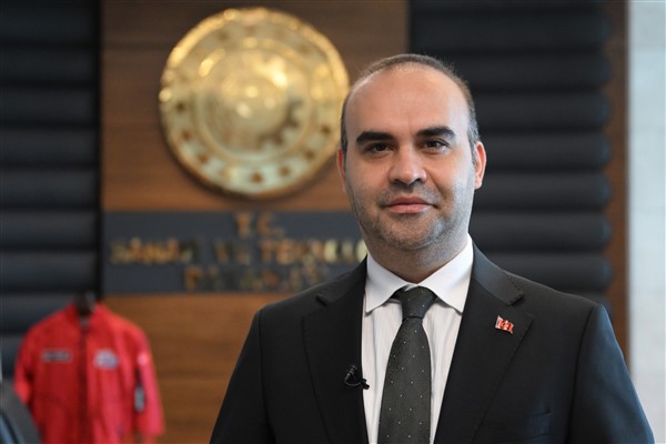 Bakan Kacır, TÜBİTAK Proje Yarışmaları finalistleriyle buluştu