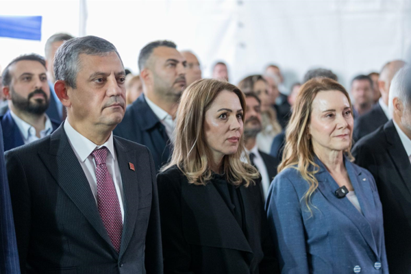 Özel, Ferdi Zeyrek’in adını taşıyan gençlik merkezinin açılışına katıldı