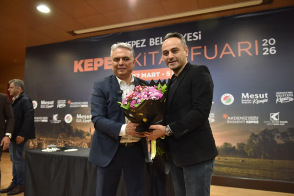 Ümit Uysal, Kepez Kitap Fuarı’nda okurlarla buluştu