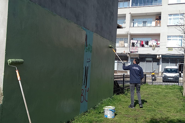 Çayırova’da parkların duvarlarında bakım çalışması gerçekleştirildi