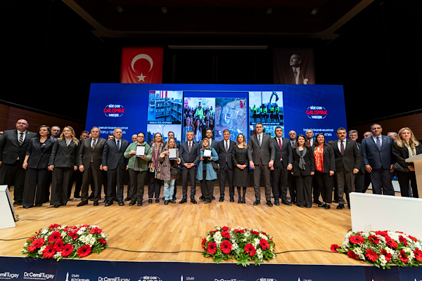 CHP Genel Başkanı Özel İzmir’de toplu açılış ve anahtar teslim törenine katıldı