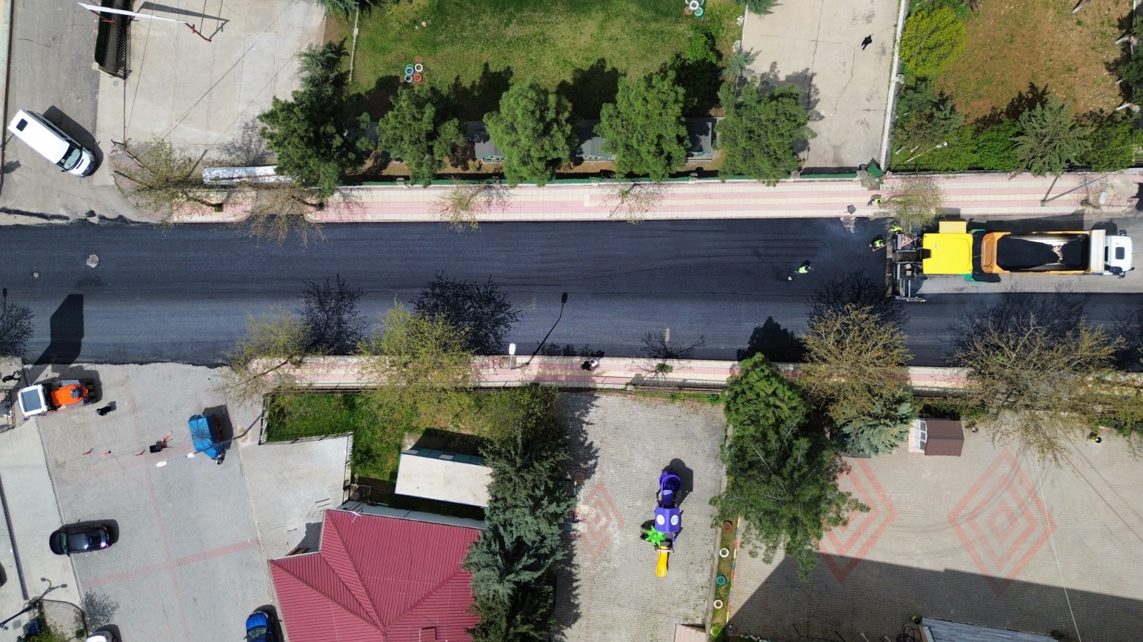 Siirt’te hava şartlarının iyileşmesiyle beraber asfalt çalışmaları sürüyor