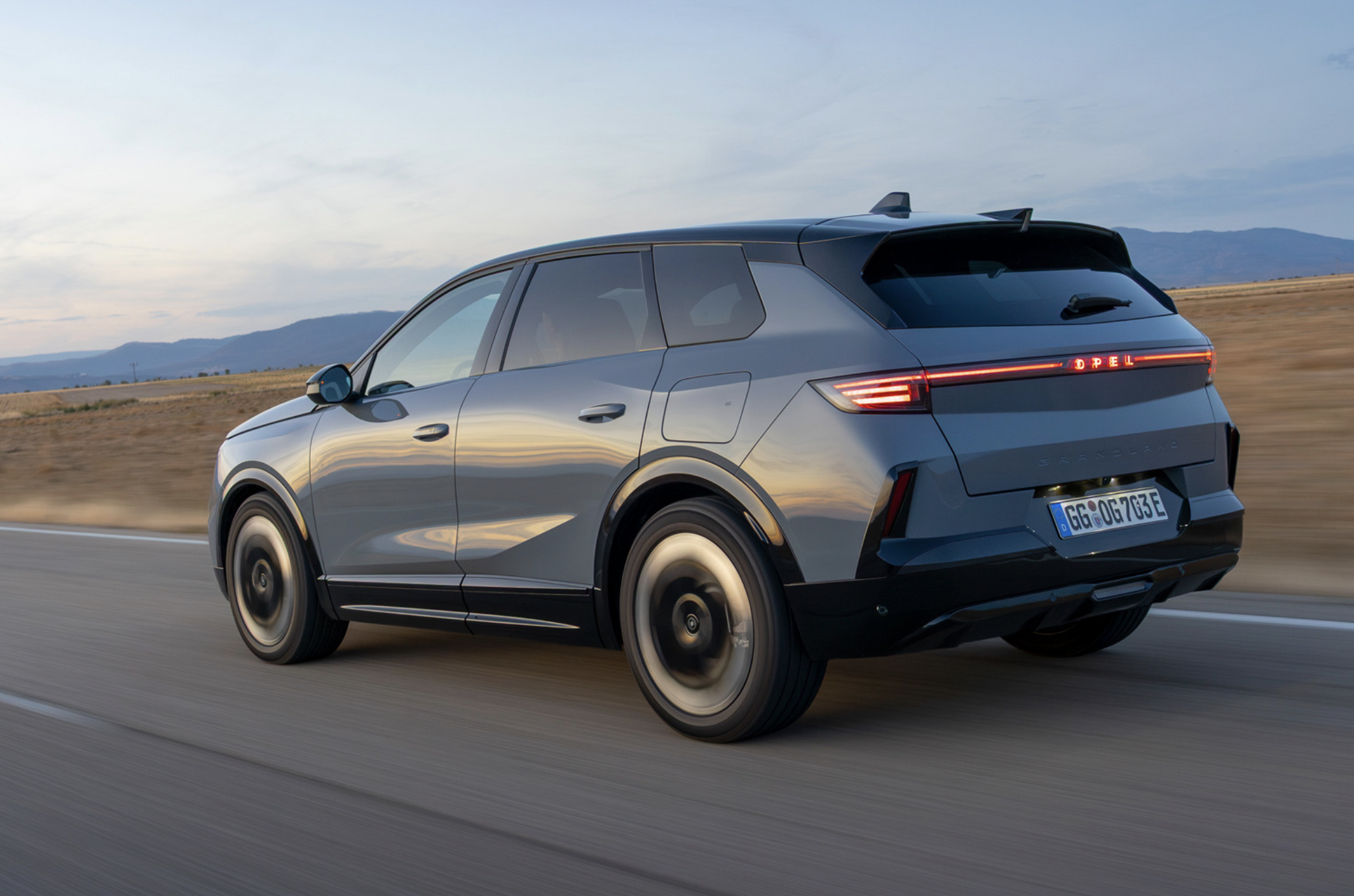 Yeni Opel Grandland Elektrik AWD Türkiye’de satışa sunuldu
