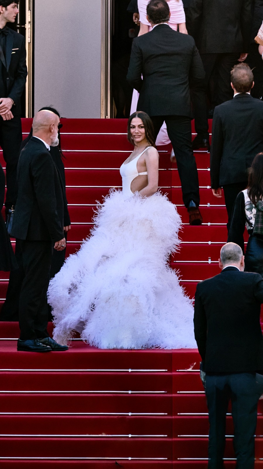 Dünya sahnesine Trendyolmilla imzasıyla çıktı, Demet Özdemir Cannes kırmızı halısında