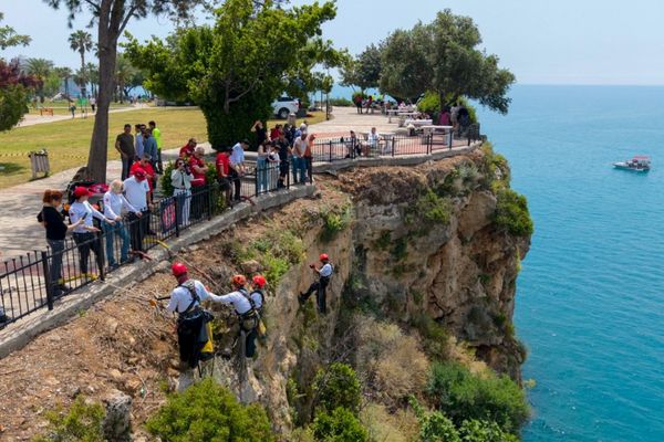 Falezlerde arama kurtarma destekli temizlik yapıldı