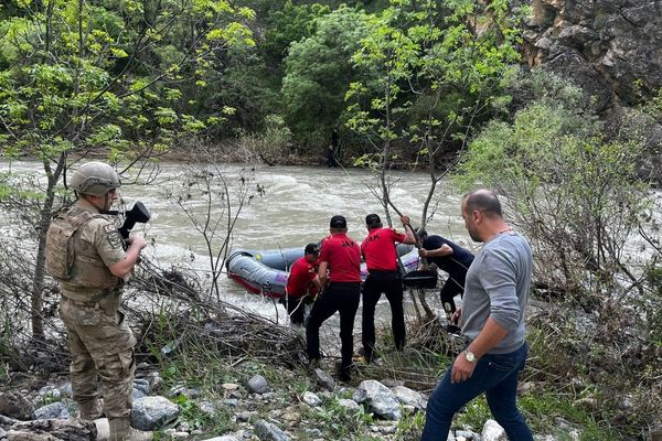 Pülümür Çayı’nda mahsur kalan vatandaş jandarma tarafından kurtarıldı