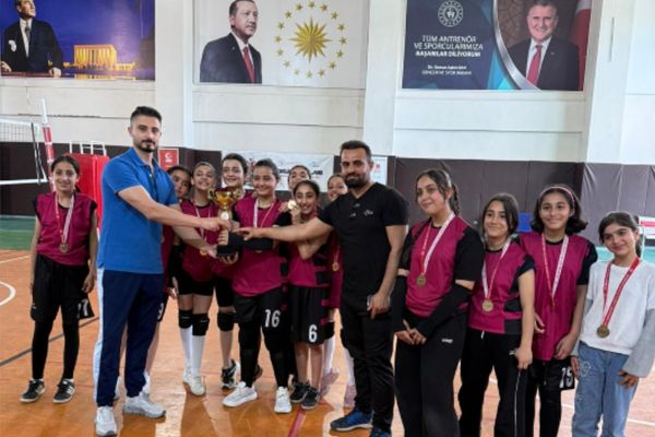 Bayındır Ortaokulu yıldız kızlarda il şampiyonu oldu