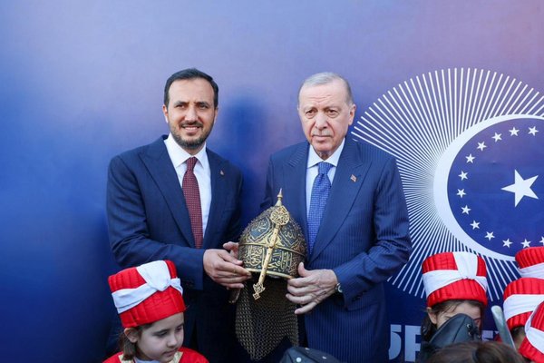 Cumhurbaşkanı Erdoğan’a Fatih temalı miğfer takdim edildi