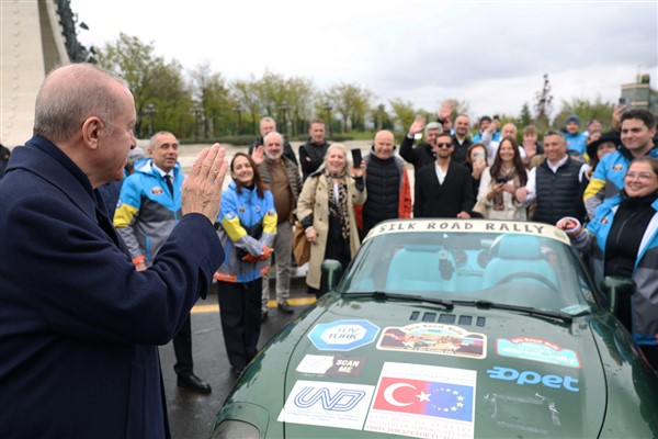 Cumhurbaşkanı Erdoğan, İpek Yolu Rallisi katılımcılarıyla buluştu