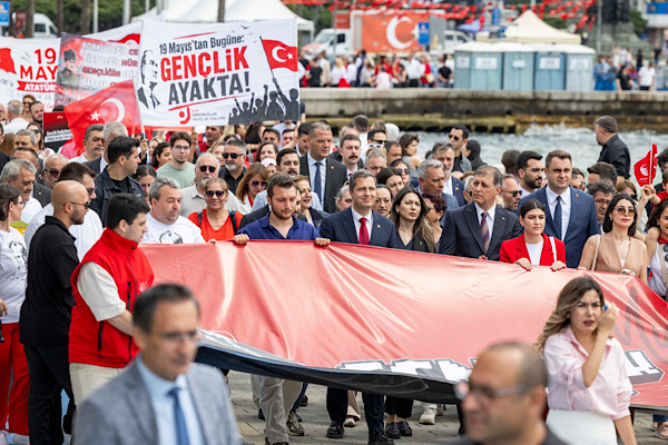 İzmir’de 19 Mayıs dolayısıyla tören ve yürüyüş gerçekleştirildi