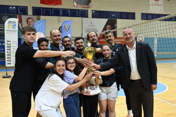 Karacabey’de 19 Mayıs Voleybol Gençlik Turnuvası sona erdi