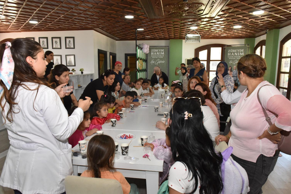 Kepez’de anne ve çocuklar mum atölyesinde bir araya geldi