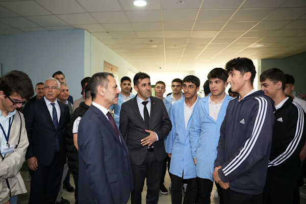 Vali İlhami Aktaş’tan Darıca Deniz Yıldızları MTAL’e ziyaret