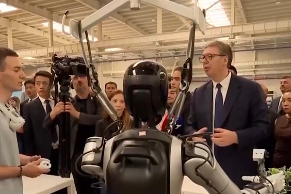 Vucic’ten Çin’in robot teknolojisine övgü