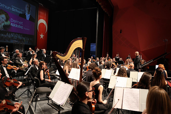 Eskişehir Büyükşehir Belediyesi Senfoni Orkestrası, haftalık konserini gerçekleştirdi