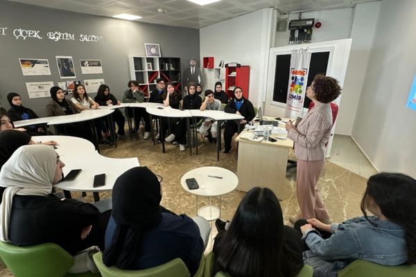 İzmir’de lise öğrencilerine “dijital şiddet” ve güvenli internet eğitimi