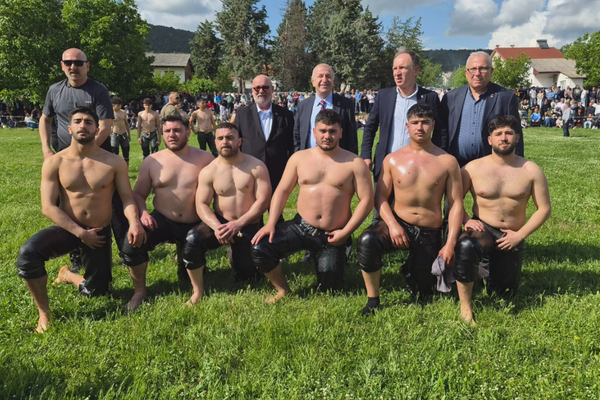 İzmit Belediyesporlu Pehlivanlar Balkanlar’da kürsüye çıktı