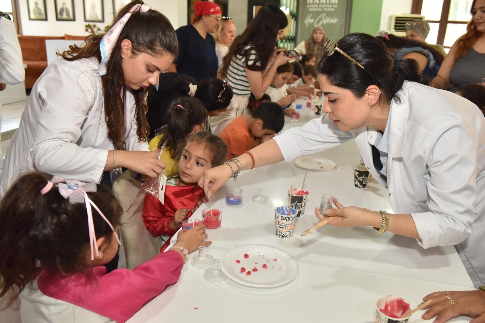 Kepez’de anne ve çocuklar mum atölyesinde bir araya geldi