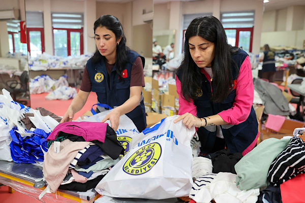 Buca’da bayram öncesi 300 aileye kıyafet desteği