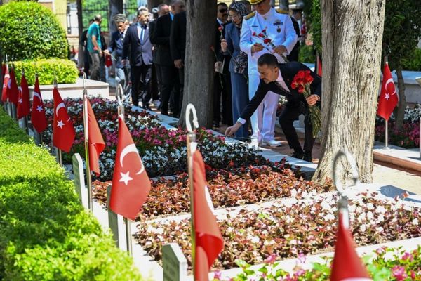 Kocaeli Valisi Aktaş’tan bayram arefesinde şehitlik ziyareti