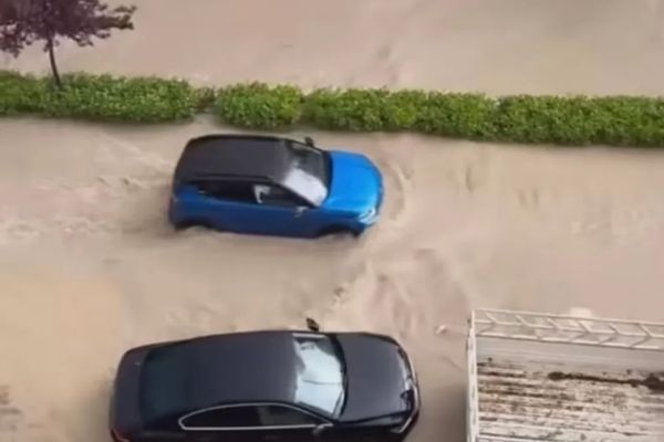 Hatay’da şiddetli yağışın etkisiyle caddeler su altında kaldı