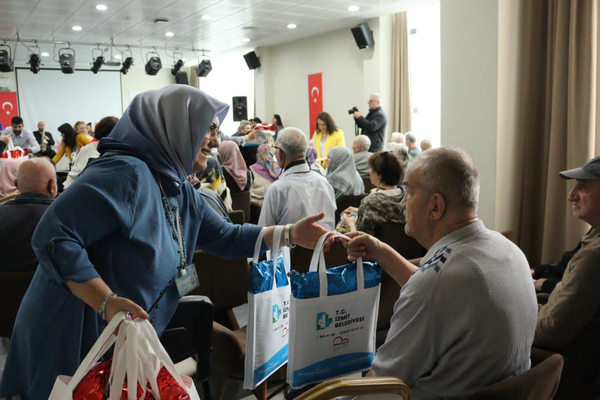 İzmit Belediyesi’nden huzurevinde anlamlı Anneler Günü ziyareti