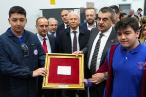 Eğitim Üssünde Bakan Ziyareti: Yusuf Tekin, Teknopark Ankara İvedik OSB MTAL’i İnceledi