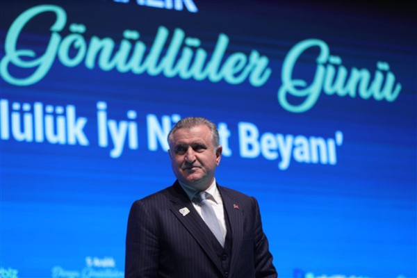 Bak: Türk sporu için çalışan tüm emekçilerimizin yanındayız