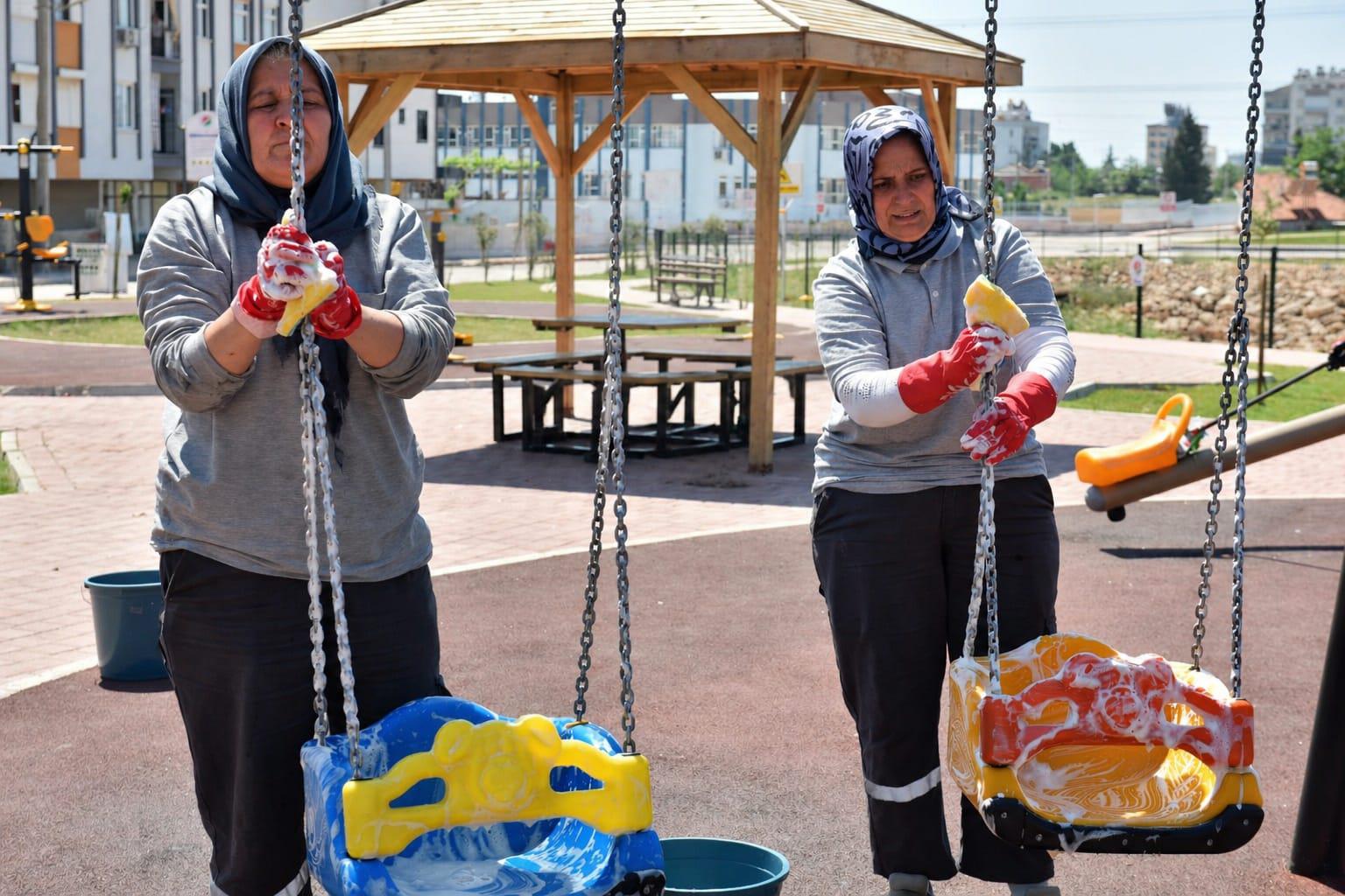 Kepez Belediyesi’nden park ve oyun alanlarında temizlik çalışması