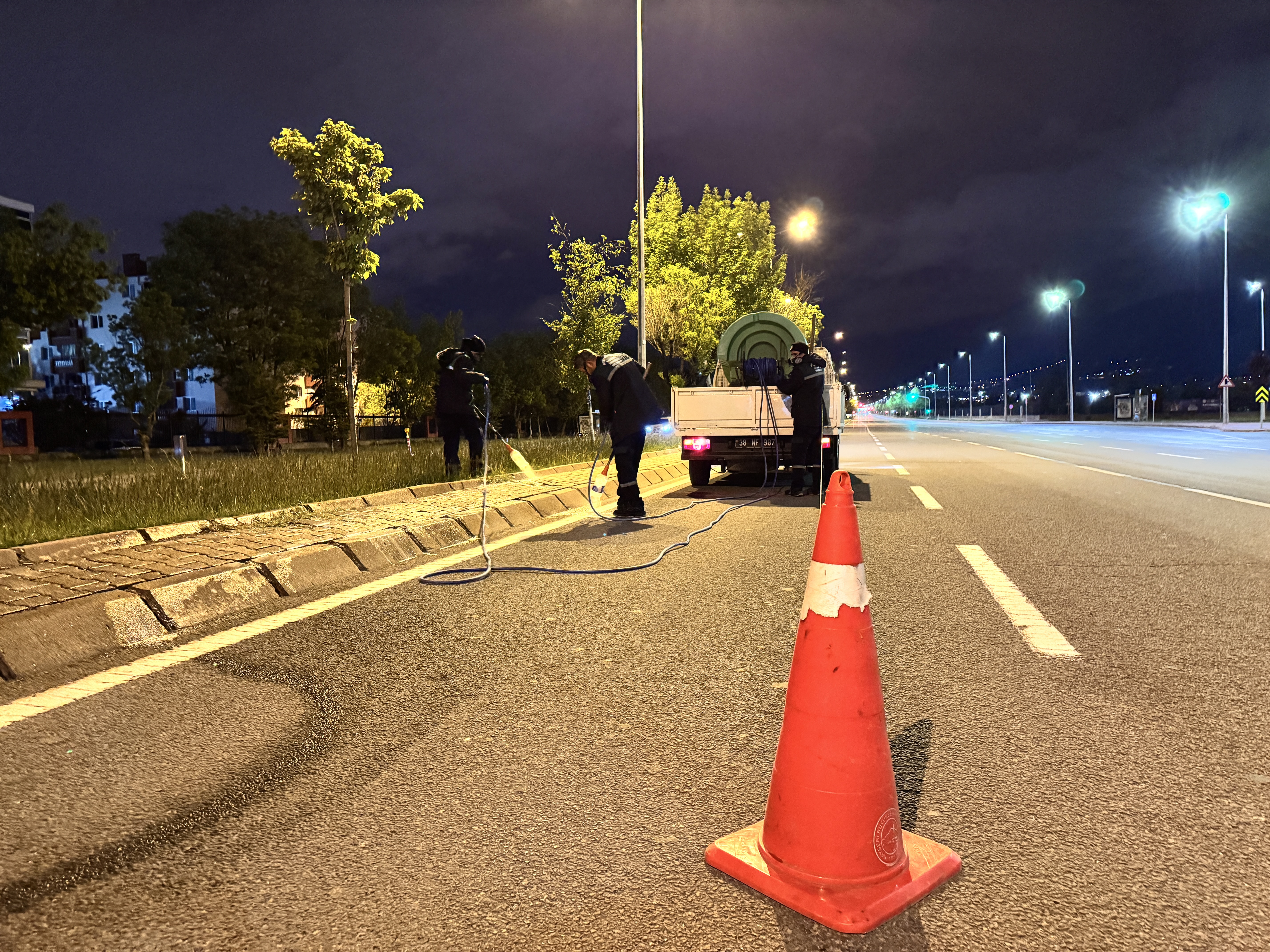 Kayseri Büyükşehir Belediyesi’nden gece ilaçlama çalışması