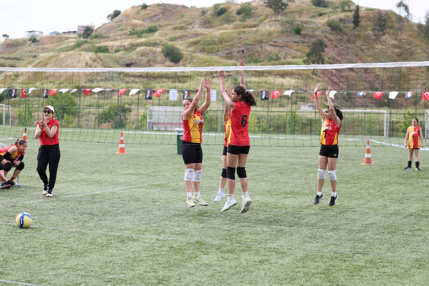 Pamukkale’de 19 Mayıs kapsamında mini voleybol turnuvası düzenlendi