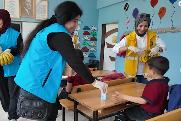 Diyarbakır’da öğrencilere süt ve muz ikramı