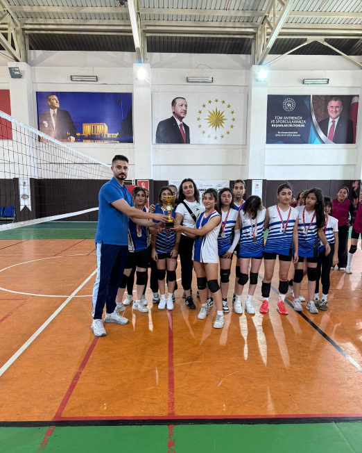 Bayındır Ortaokulu yıldız kızlarda il şampiyonu oldu