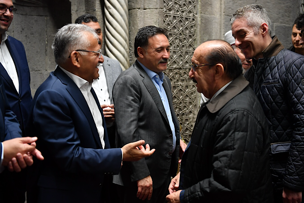 Başkan Büyükkılıç ve Vali Çiçek vatandaşlarla bayramlaştı