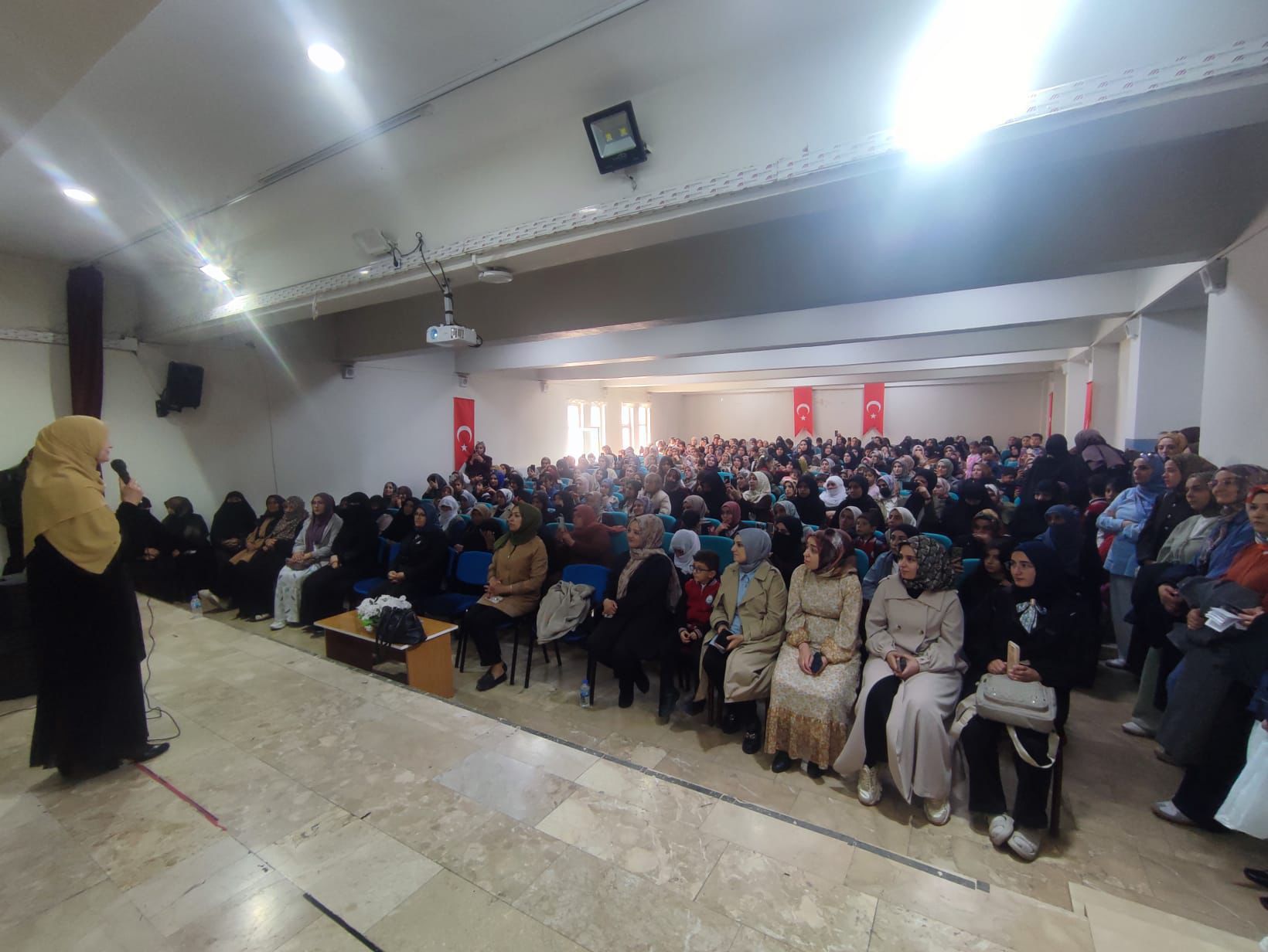 Çaldıran’da aile içi iletişim ve çocuk gelişimi semineri verildi