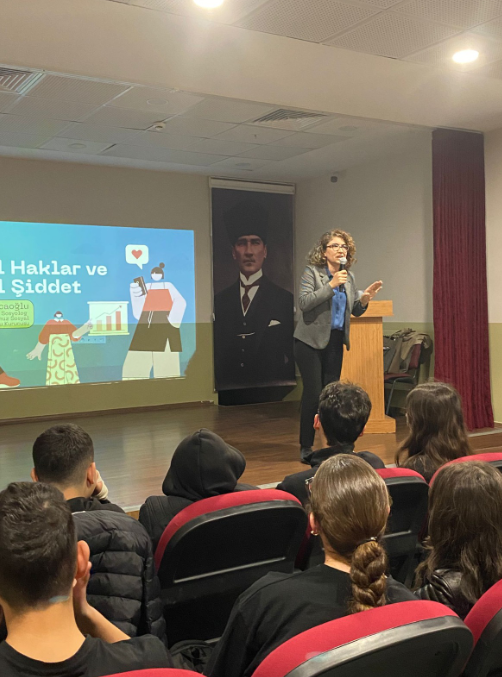İzmir’de lise öğrencilerine “dijital şiddet” ve güvenli internet eğitimi