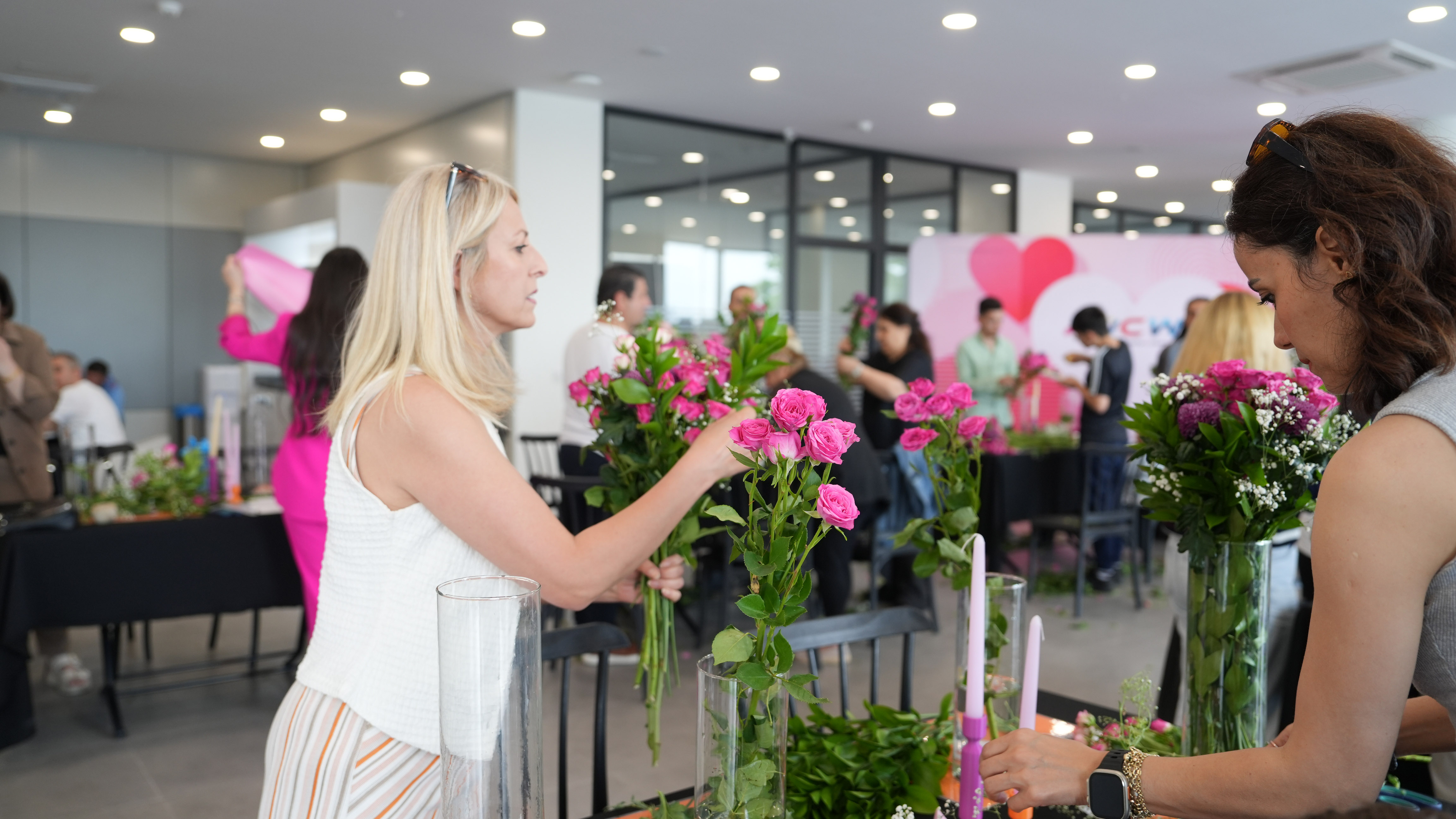 Chery showroomları ailelere “Evdeymiş” hissi sunuyor!