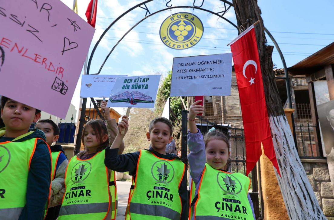 Minik öğrenciler kütüphanede kitaplarla buluştu