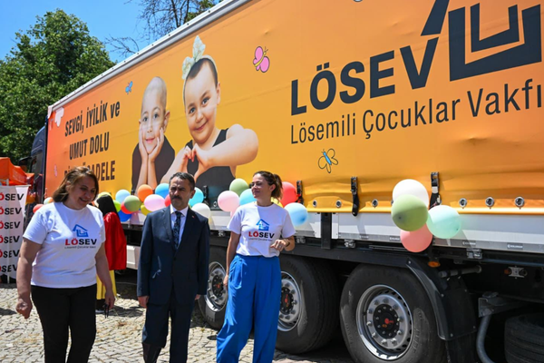Vali Aktaş LÖSEV İyilik Tırı’nı ziyaret etti