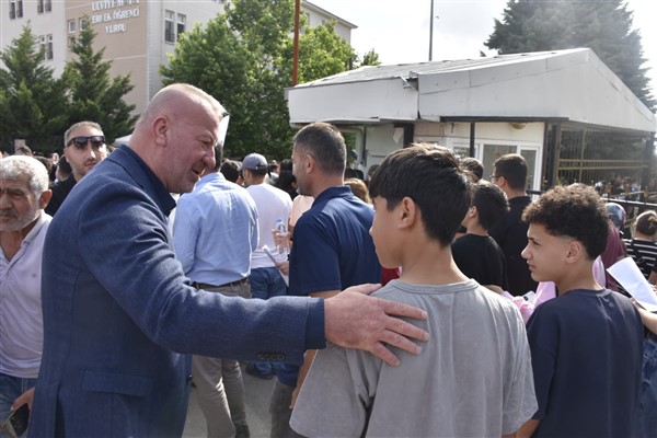 Karacabey’de LGS günü öğrencilere destek